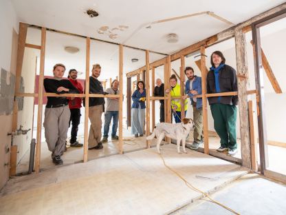 Giulia Mazzorin, Andrea Curtoni und Andrea DeLorenzo konzipieren und bauen gemeinsam mit Studierenden und Handwerker:innen Räume im Löwinnenhof zum Tangente-Festivalzentrum um. Foto: (Arman Kalteis)