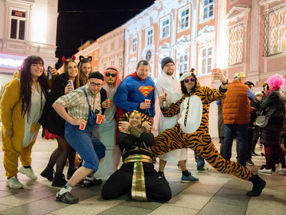 Menschen mit Faschingskostümen vor dem St. Pöltner Rathaus. (Foto: Tanja Wagner)