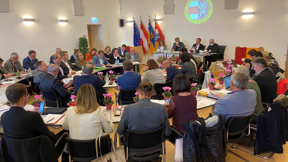 Mitglieder des Gemeinderates im Rathaus. (Foto: Kainz)