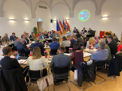 Mitglieder des Gemeinderates im Rathaus. (Foto: Kainz)