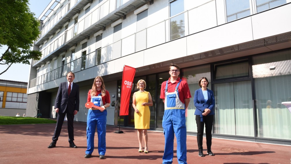 Fünf Personen vor dem neuen Lehrlingsheim. (Foto: Vorlaufer)