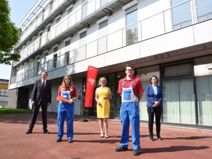 Fünf Personen vor dem neuen Lehrlingsheim. (Foto: Vorlaufer)