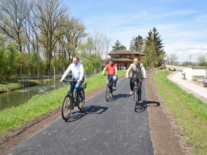 Drei Personen auf dem Rad am neuen Radweg neben dem Naturfreunde Bootshaus. (Foto: Vorlaufer)