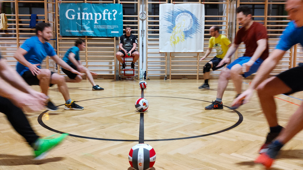 Startaufstellung eines Dodgeball Matches. (Foto: Markus Hippmann)