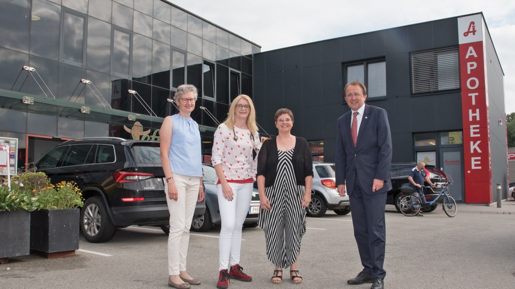 Bürgermeister Matthias Stadler dankte vor Ort allen Beteiligten – Mag. Bernadette Schwab von der Wirtschaftsservicestelle ecopoint, der neuen Kassenärztin Dr. Daniela Hofinger und Apothekerin, Unterschriften-Initiatorin und Hausherrin Mag. Sonja Haas (Foto: Josef Vorlaufer).