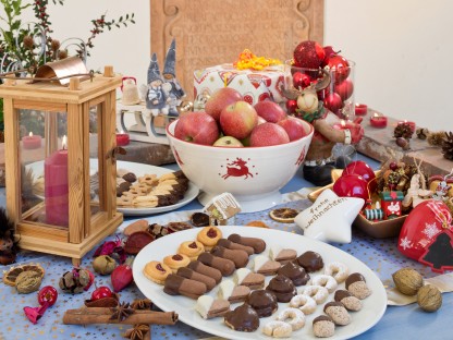 Verschiedene Lebensmittel auf weihnachtlich dekorierten Tisch. (Foto: Werner Jäger).