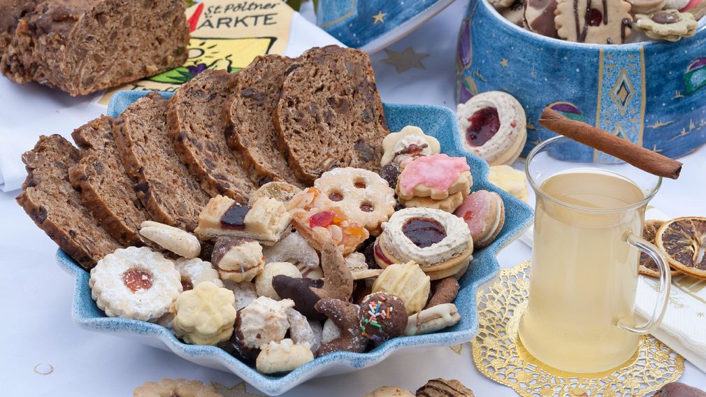 Weihnachtsbäckereien auf einem festlich geschmückten Tisch. (Foto: Werner Jäger)