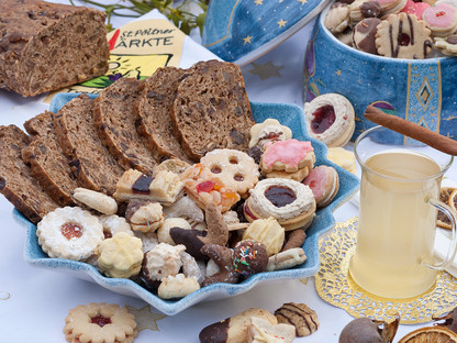 Weihnachtsbäckereien auf einem festlich geschmückten Tisch. (Foto: Werner Jäger)