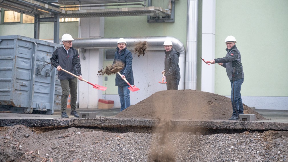 Die Geschäftsführer der Fernwärme St. Pölten Ing. Erwin Ruthner und Ing. Herbert Bugl, Mitglied des Vorstandes der EVN AG Dipl. Ing. Franz Mittermayer und Bürgermeister Mag. Matthias Stadler schaufeln etwas Erde in eine Grube.