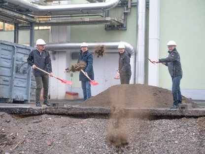 Die Geschäftsführer der Fernwärme St. Pölten Ing. Erwin Ruthner und Ing. Herbert Bugl, Mitglied des Vorstandes der EVN AG Dipl. Ing. Franz Mittermayer und Bürgermeister Mag. Matthias Stadler schaufeln etwas Erde in eine Grube.