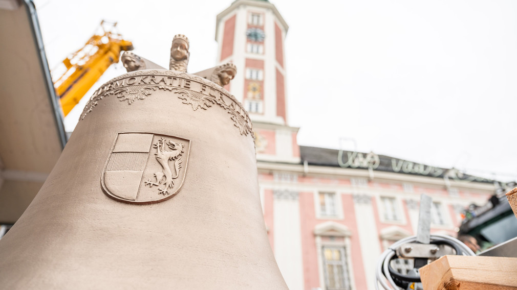 Eine der Glocken vor dem Rathaus. (Foto: ArmanKalteis)