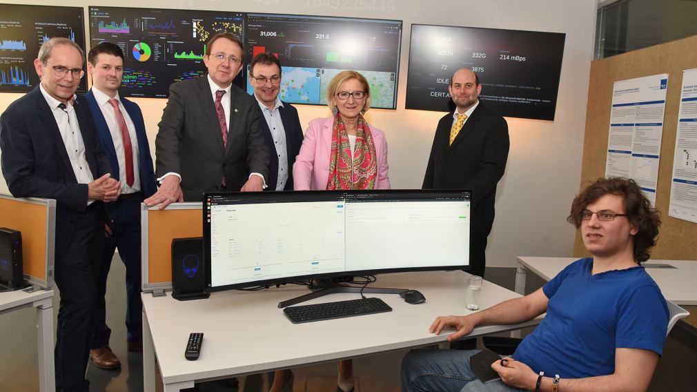Landeshauptfrau Johanna  Mikl-Leitner und Bürgermeister Matthias Stadler machten sich ein Bild.  Foto: Josef Vorlaufer