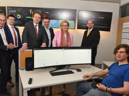 Landeshauptfrau Johanna  Mikl-Leitner und Bürgermeister Matthias Stadler machten sich ein Bild.  Foto: Josef Vorlaufer