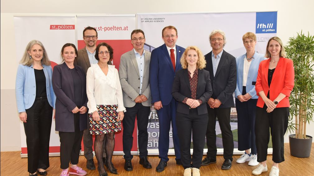 FH-Geschäftsführer Hannes Raffaseder, Bundesministerin Eva-Maria Holzleitner, Bürgermeister Matthias Stadler und FH-Geschäftsführer Johann Haag vor dem Campus St. Pölten. (Foto: Josef Vorlaufer)
