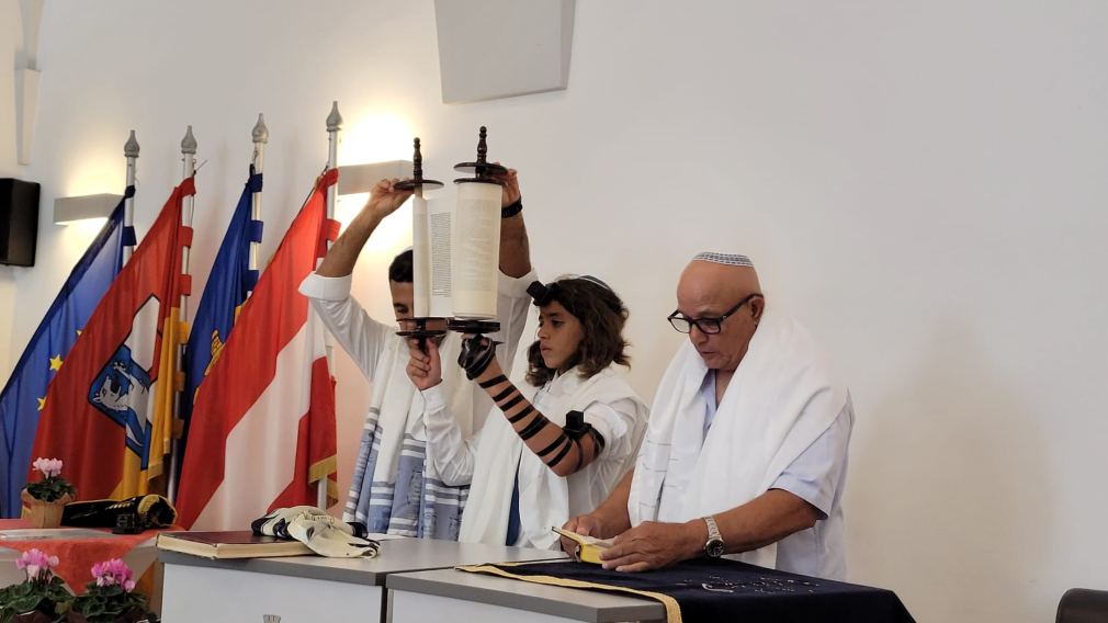 Präsentation der Torarolle im Gemeinderatssaal: Vater Alon, Sheizaf und Großvater Azri Carney. (Foto: Familie Carney)