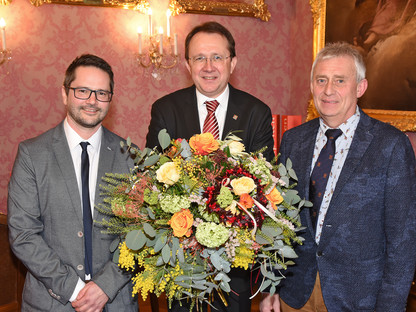 Bürgermeister Matthias Stadler, Peter Bonigl und Ernst Müller freuen sich den Frühling einläuten zu dürfen. (Foto: Josef Vorlaufer)