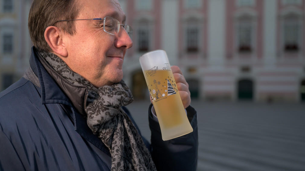 Bürgermeister Matthias Stadler mit einem Punschglas am Rathausplatz. (Foto: Arman Kalteis)