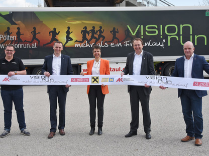 Veranstalter und Partner des Vision Run bereiten sich schon auf den Startschus im September vor: Organisator Franz Kaiblinger, Landesrat Jochen Danninger, Regionaldirektorin der Raiffeisenbank Bettina Hörmann, Bürgermeister Matthias Stadler und AK-NÖ-Präsident Markus Wieser. (Foto: Vorlaufer)