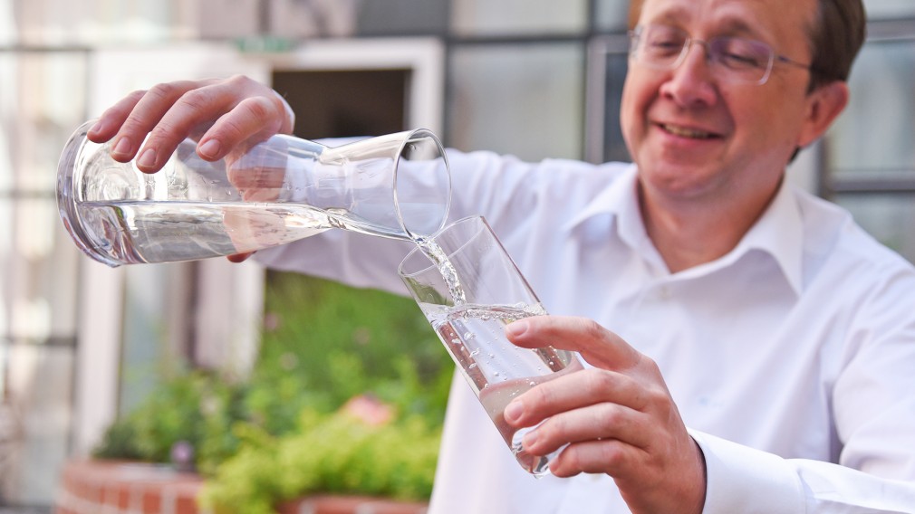 Bürgermeister Stadler mit Wasserglas. (Foto: Vorlaufer)