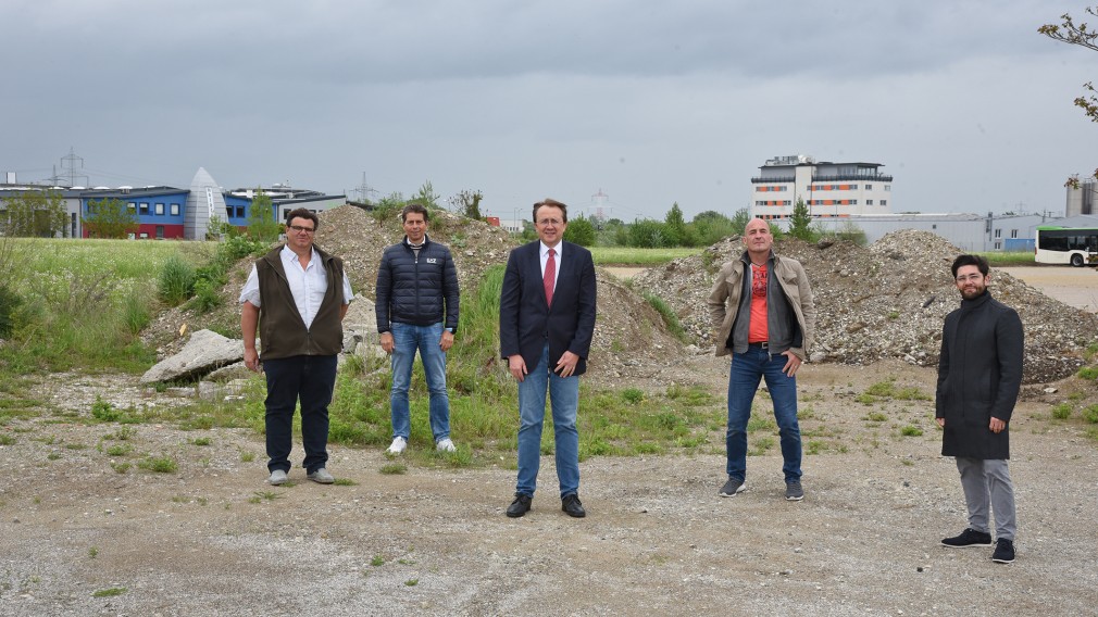 Matthias Marchart (geschäftsführender Gesellschafter), Christoph Schwarz (Leiter der Abteilung Zukunftsentwicklung, Wirtschaft und Marketing), Bürgermeister Matthias Stadler, Stefan Zahorsky (geschäftsführender Gesellschafter) und Lukas Stefan (Abteilung Zukunftsentwicklung, Wirtschaft und Marketing) am neuen Areal im Gewerbegebiet Unterradlberg. (Foto: Josef Vorlaufer)