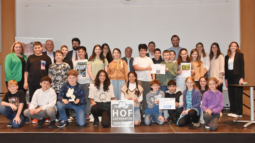 Das Foto zeigt die Schüler:innen der Klasse 1a der ÖKO Mittelschule Pottenbrunn und Vertreter:innen der Stadt sowie Sponsor:innen bei der Preisverleihung. (Foto: Josef Vorlaufer)