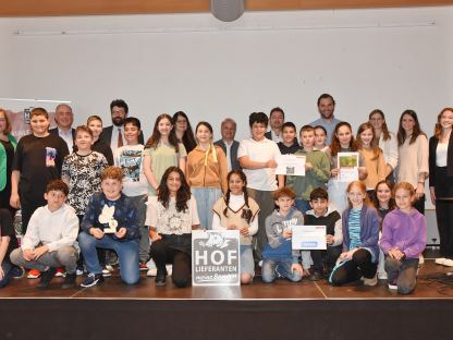 Das Foto zeigt die Schüler:innen der Klasse 1a der ÖKO Mittelschule Pottenbrunn und Vertreter:innen der Stadt sowie Sponsor:innen bei der Preisverleihung. (Foto: Josef Vorlaufer)