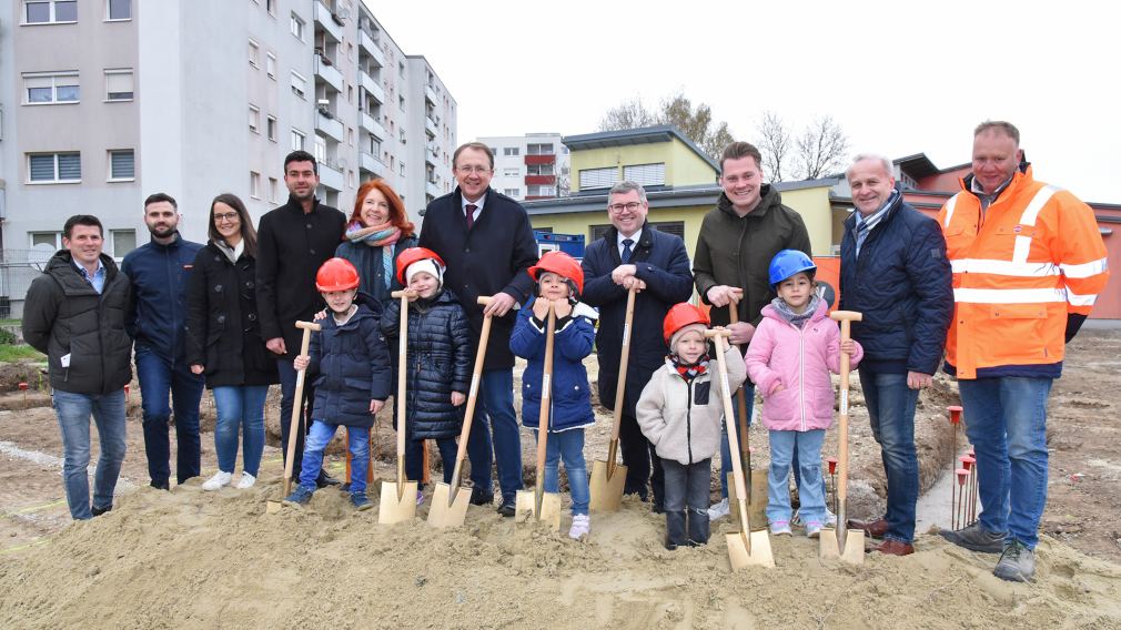Eine Gruppe Menschen stehen mit Schaufeln in der Hand auf Sand. (Foto: Josef Vorlaufer)