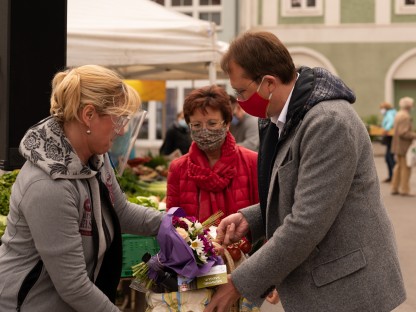 Marktbeschickerin Sonja Schrittwieser überreicht Bürgermeister Matthias Stadler in Beisein von Marktamtsleiterin Gabriele Bertl einen Warenkorb. (Foto: Arman Behpournia)