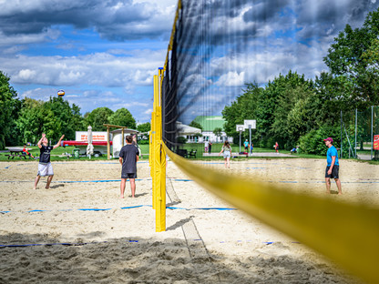 Volleyballplatz am Ratzersdorfer See, einige Jugendliche spielen Volleyball. (Foto: Arman Kalteis)