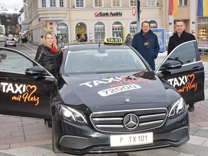 Bürgermeister Matthias Stadler freut sich über die Aktion von Taxi mit Herz Geschäftsführung Barbara Frühwald und Christoph Brunnauer (Foto: Josef Vorlaufer).