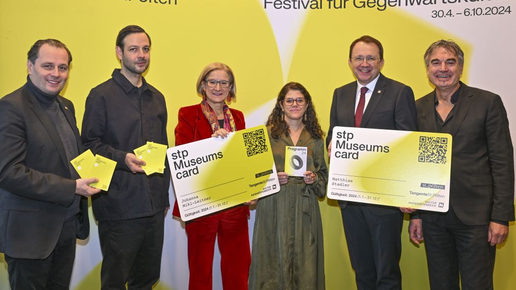  v. l. n. r.: Kulturleiter Alfred Kellner (St. Pölten), Tarun Kade (künstlerischer Leiter Tangente), Landeshauptfrau Johanna Mikl-Leitner, Angelika Schopper (Geschäftsführerin Tangente), Bürgermeister Matthias Stadler (St. Pölten) und Paul Gessl (Geschäftsführer NÖKU Holding) (Foto: NLK Filzwieser)