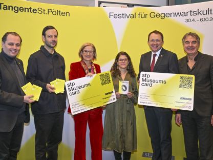  v. l. n. r.: Kulturleiter Alfred Kellner (St. Pölten), Tarun Kade (künstlerischer Leiter Tangente), Landeshauptfrau Johanna Mikl-Leitner, Angelika Schopper (Geschäftsführerin Tangente), Bürgermeister Matthias Stadler (St. Pölten) und Paul Gessl (Geschäftsführer NÖKU Holding) (Foto: NLK Filzwieser)