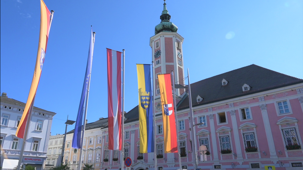 Ansicht vom St. Pöltner Rathausplatz mit Blick auf die Fahnenzeile und das Rathaus (Foto Arman Kalteis).