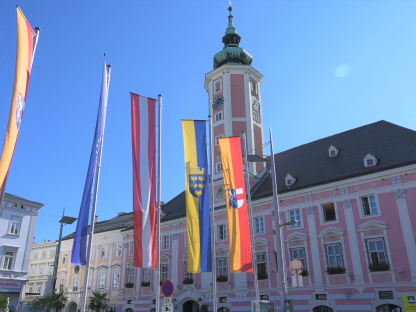 Ansicht vom St. Pöltner Rathausplatz mit Blick auf die Fahnenzeile und das Rathaus (Foto Arman Kalteis).