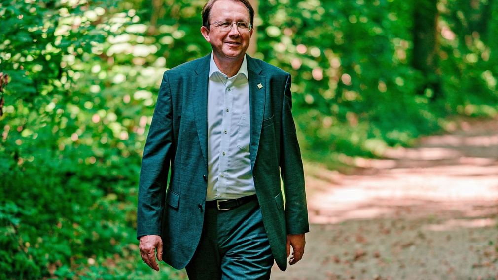 Bürgermeister Matthias Stadler spaziert im Wald. (Foto: Kalteis)