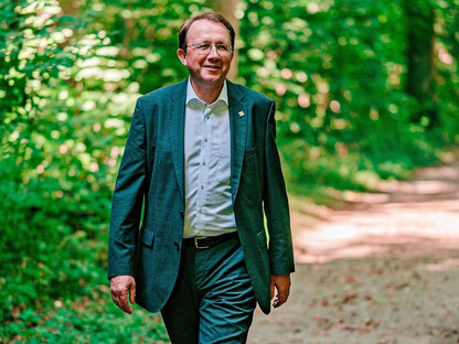 Bürgermeister Matthias Stadler spaziert im Wald. (Foto: Kalteis)