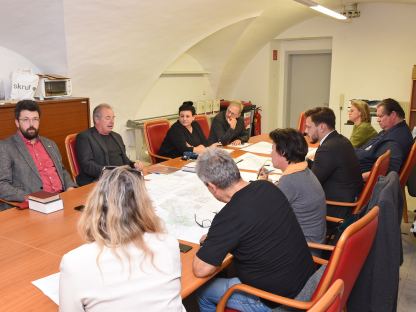 Im Oktober trat die Gemeindewahlbehörde zu ihrer historisch letzten Sitzung unter der Leitung von Vizebürgermeister Harald Ludwig zusammen. (Foto: Josef Vorlaufer)