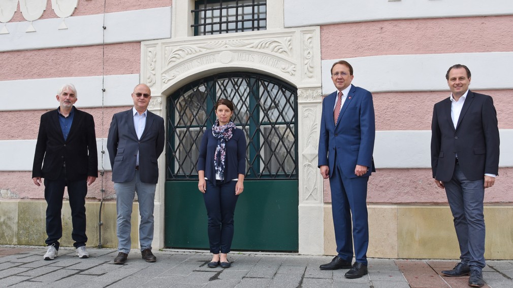 Mag. Thomas Pulle, Dr. Thomas Karl,Ing. Martina Petuely,BA , Bürgermeister Mag. Matthias Stadler und Mag. Alfred Kellner stehnd vor einem restaurierten Steinportal des Rathauses.(Foto: Josef Vorlaufer).