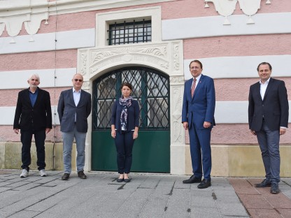 Mag. Thomas Pulle, Dr. Thomas Karl,Ing. Martina Petuely,BA , Bürgermeister Mag. Matthias Stadler und Mag. Alfred Kellner stehnd vor einem restaurierten Steinportal des Rathauses.(Foto: Josef Vorlaufer).