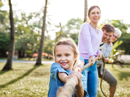 Eine Familie zieht an einem Seil. (Foto: Rawpixel.com/shutterstock.com)