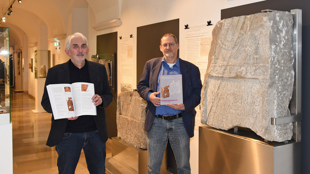 Thomas Pulle und Ronald Risy präsentieren die neue Publikation des Stadtmuseums. (Foto: Josef Vorlaufer)