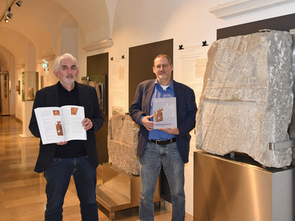 Thomas Pulle und Ronald Risy präsentieren die neue Publikation des Stadtmuseums. (Foto: Josef Vorlaufer)