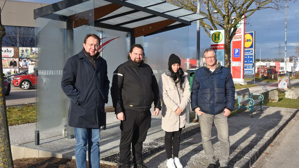 Bürgermeister Matthias Stadler, Clemens Parzer (städtische Bauverwaltung), Nadin Kranabetter und Peter Zuser (Stadtplanung) vor dem neuen LUP-Wartehaus in der Porschestraße. (Foto: Josef Vorlaufer) 