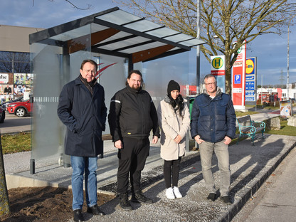 Bürgermeister Matthias Stadler, Clemens Parzer (städtische Bauverwaltung), Nadin Kranabetter und Peter Zuser (Stadtplanung) vor dem neuen LUP-Wartehaus in der Porschestraße. (Foto: Josef Vorlaufer) 