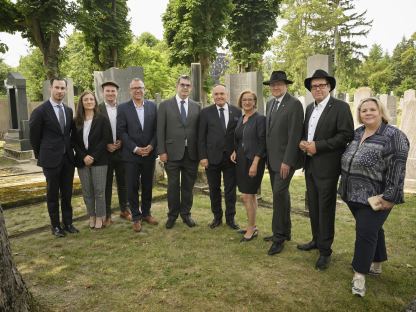 Gruppenfoto beim jüdischen Friedhof