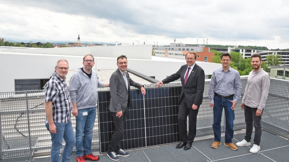 Sechs Personen mit Solarpanel am Dach der FH. (Foto: Vorlaufer)