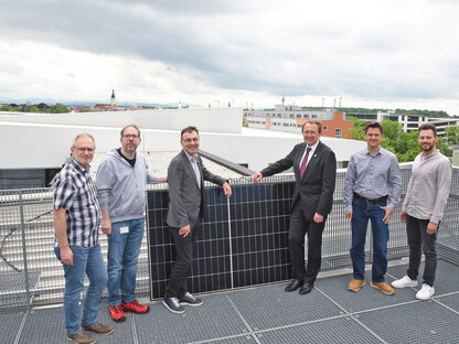 Sechs Personen mit Solarpanel am Dach der FH. (Foto: Vorlaufer)