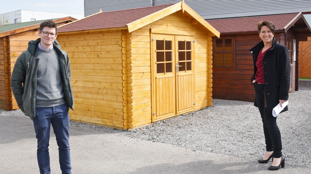 Felix Jöchl vom Baumarkt Nadlinger und Nina Krieger von der Baubehörde zeigen ein Beispiel für ein bewilligungspflichtiges Gartenhaus, bei dem die Dachfläche größer als zehn Quadratmeter (Foto: Josef Vorlaufer).