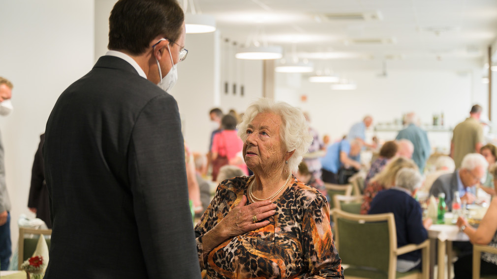 Bürgermeister mit Frau im Speisesaal im Seniorenheim. (Foto: Arman Kalteis)