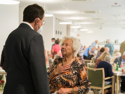 Bürgermeister mit Frau im Speisesaal im Seniorenheim. (Foto: Arman Kalteis)